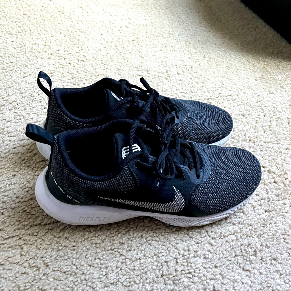 Women’s Nike flex running shoes. Size 9W